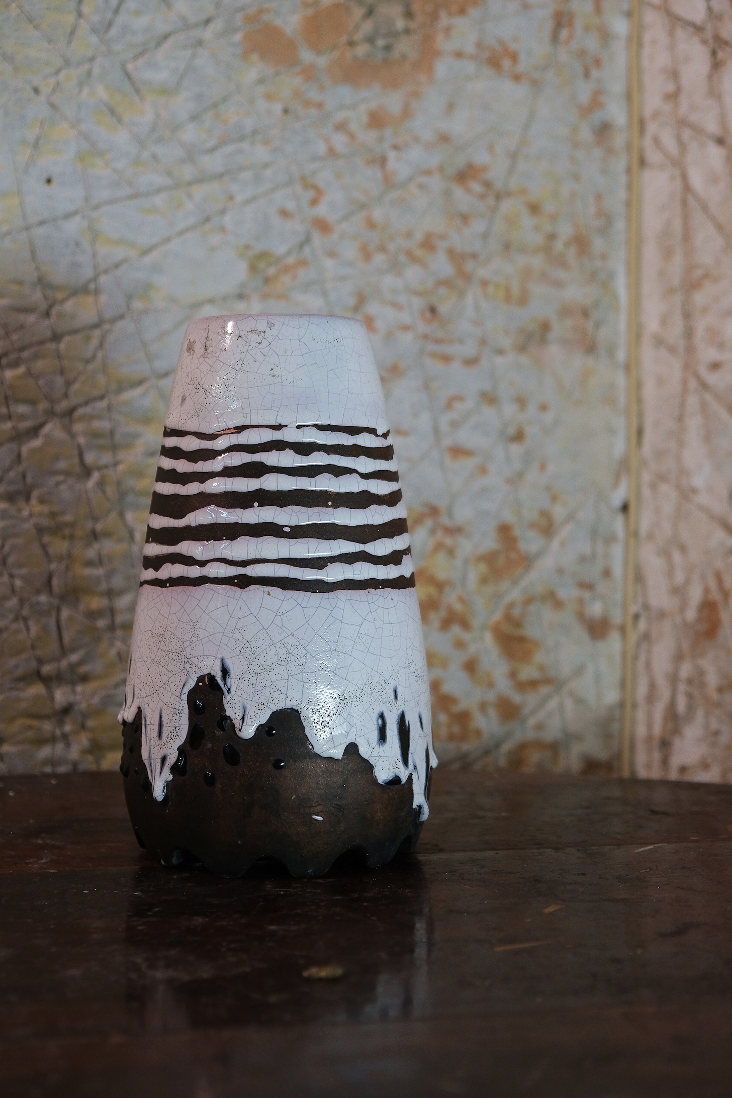 Vase conique sur base crenel&eacute;e